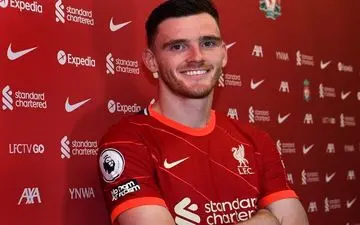 مدافع لیورپول قرارداد خود را تا سال ۲۰۲۶ تمدید کرد