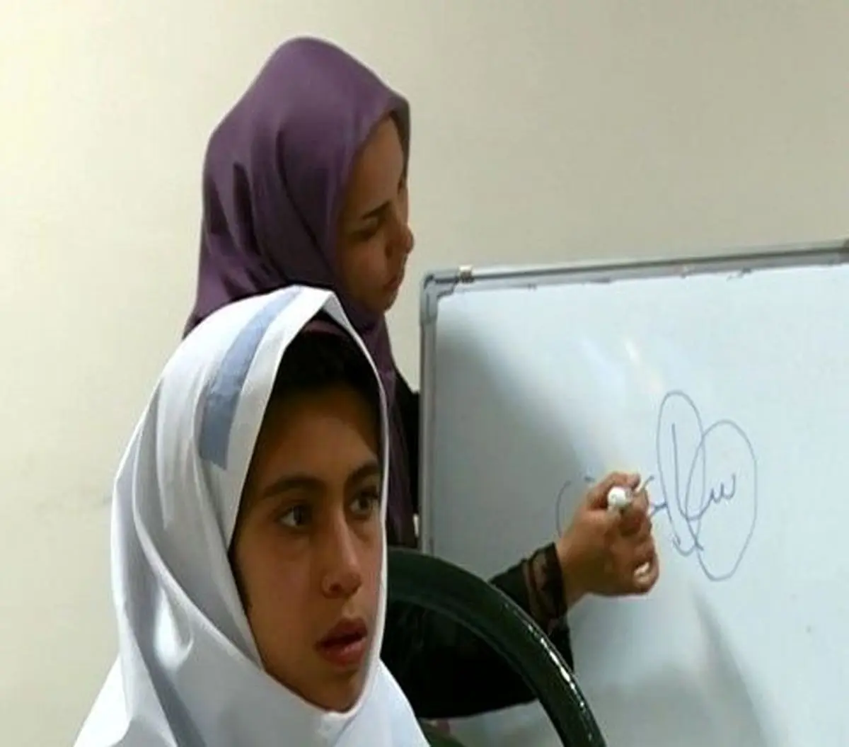 
این دختر معلول ایرانی ذهن مادرش را می‌خواند + عکس 