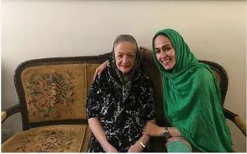 عکس یادگاری سحر صباغ سرشت به همراه شهلا ریاحی 