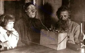 خانواده ای که برای اولین بار به رادیو گوش دادند+ عکس