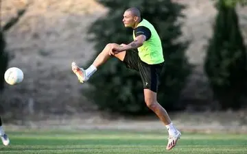 مدافع برزیلی آبی ها ماندنی شد

