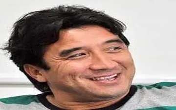 خداداد عزیزی در کنار دختر و پسرش