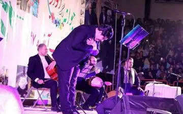 استقبال بی نظیر از کنسرت سالار عقیلی در بین مردم زلزله زده سرپل ذهاب