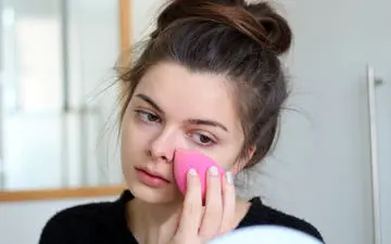 
نحوه استفاده از اسفنج آرایشی: یک پایان عالی در 4 مرحله با بیوتی بلندر
