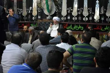 دیدار نماینده ولی‌فقیه و امام جمعه کرمانشا با مردم شاطرآباد در مسجد انصار‌الحسین به روایت تصویر