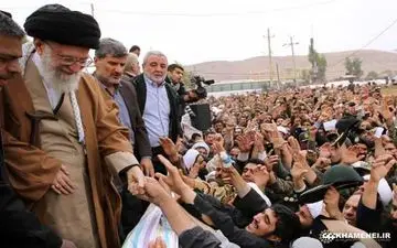 تصاویر منتشر نشده از رهبر انقلاب در مناطق زلزله زده