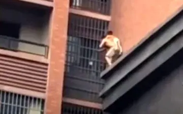 فرار خطرناک پدربزرگ و نوه‌ از آتش 