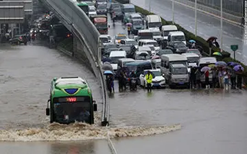 دردسرهای بارش شدید و سیل برای مردم چین+فیلم