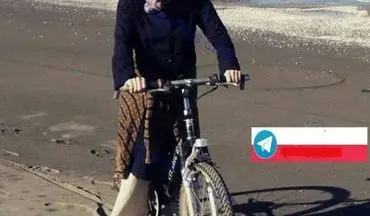 دوچرخه سواری بازیگر زن مشهور در ساحل+ عکس