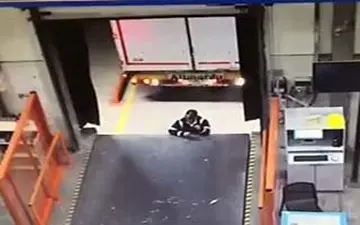 له شدن یک کارگر پس از دنده عقب رفتن تریلی + فیلم 