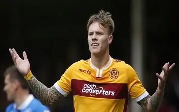 خبر خوش نقل و انتقالاتی برای هواداران تراکتورسازی : مهاجم بریتانیایی سرخپوش شد!