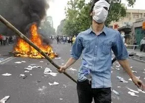 عامل اغتشاشات  این شهر از انگلیس دستور می‌دهد؛ قاتل فراری در رأس تحرکات/ ر.س کیست؟