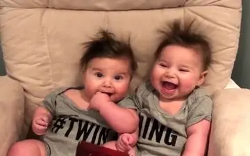 واکنش خنده‌دار دوقلوهای کوچک به سشوار +فیلم 