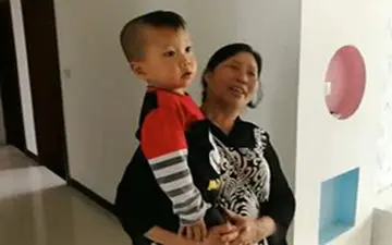 نجات کودک آویزان از نرده محافظ پنجره + فیلم