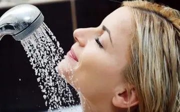 دوش تاریک چیست و چگونه به بهبود کیفیت خواب کمک می‌کند؟