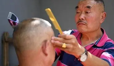 کار عجیبی که این آرایشگر علاوه بر کوتاه کردن مو انجام میدهد/تصاویر(16+)