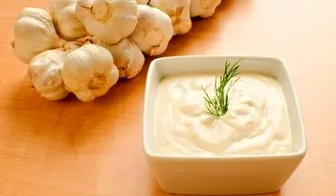 طرز تهیه سس سیر خانگی؛ خوشمزه، سالم و همه‌کاره در آشپزخانه