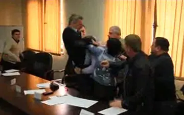 مشت زنی دو عضو شورای شهر در جلسه علنی + فیلم