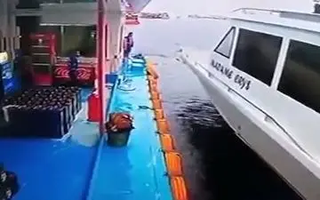 جان سالم به در بردن یک مرد از تصادف وحشتناک دو کشتی + فیلم