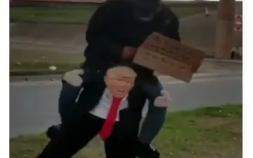 شیوه درآمدزایی جالب با عروسک ترامپ!