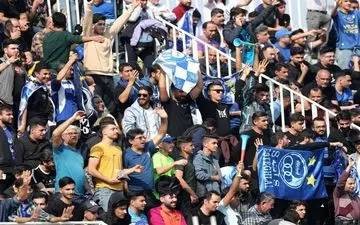 تشویق استقلالی‌های گل‌گهر و شعار علیه دستیار قلعه‌نویی 