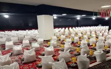 تامین ۶۰۰ بسته معیشتی برای خانوارهای نیازمند کرمانشاهی در شب میلاد کریم اهل بیت(ع)



 