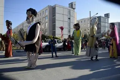 شادپیمایی عروسک‌ها در مسکن مهر شهرک دولت‌آباد شهر کرمانشاه