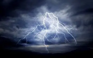 صاعقه دو جوان دامدار کوهدشتی را مصدوم کرد