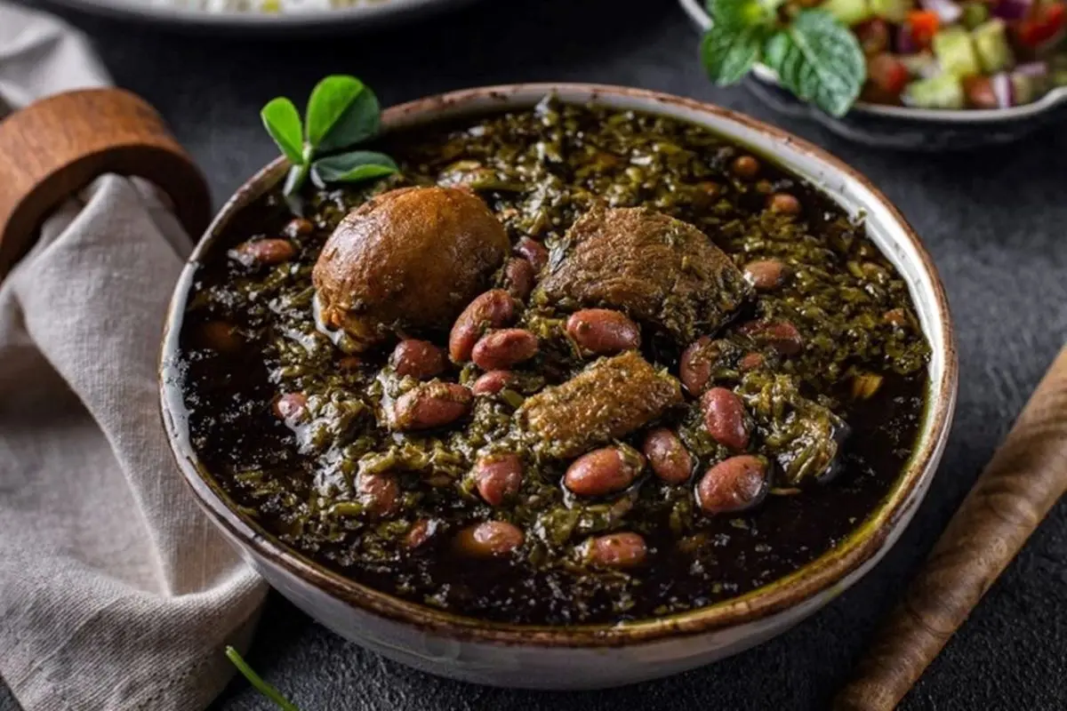 تلخی قورمه سبزی را چطور بگیریم؟! (5 راه فوری + ترفند قدیمی مادربزرگها!)