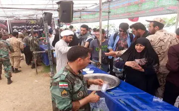 خدمت رسانی ارتشیان تیپ ۷۱ پیاده مکانیزه ابوذرسرپل ذهاب به زوار اربعین
در موکب ارتش و در مرز خسروی به (روایت تصویر)