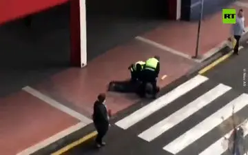 برخورد خشن پلیس اسپانیا با افرادی که متهم به نقض قوانین قرنطینه هستند/فیلم