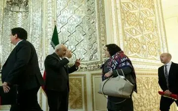 عکس/ تذکر جالب ظریف به پوشش دیپلمات انگلیسی