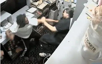 حمله با توپ بولینگ به کارمند سالن بولینگ!+فیلم