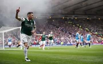  شام آخر مهاجم ایرلندی در تهران/لحظه شماری پرسپولیسی ها برای عکس یادگاری با پیراهن قرمز