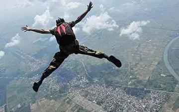 لحظه مرگ یک چترباز به دلیل باز نشدن چتر