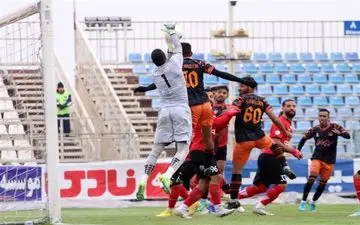 
توقف تراکتور مقابل مس کرمان در روز عجیب بازیکنان این تیم
