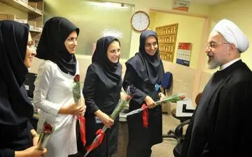 عکس/ حسن روحانی در میان پرستاران