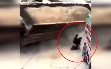 بار کامیون ناجی جان دو اسکوتر سوار شد! +فیلم 