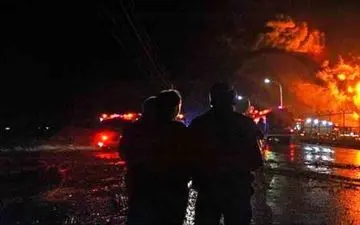 مهار آتش در واحد تقطیر پالایشگاه آبادان