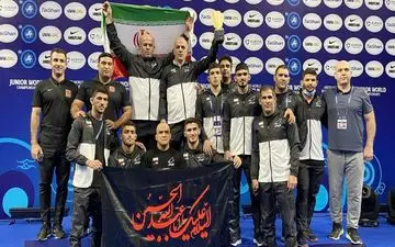 کشتی آزاد جوانان جهان |اهتزاز پرچم امام حسین (ع) روی سکوی قهرمانی