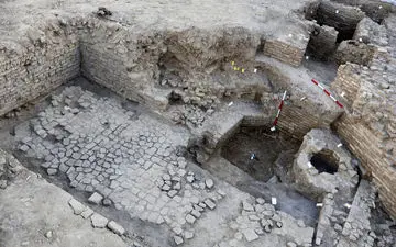 کشف ۱۰۰ سکه تاریخی در دل کمرزرین اصفهان