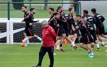 مقابل ایران از ترکیبی از بازیکنان جوان و باتجربه استفاده می‌کنیم