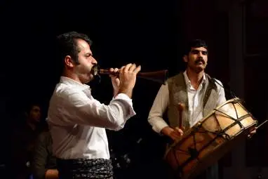 اجرای گروه هونیاک نوازندگان تنبور خونیای دانوش در دومین فستیوال موسیقی دانوش در شب دوم