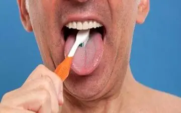 زبان خود را مسواک بزنید
