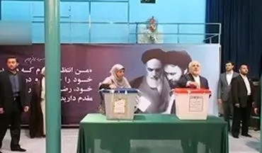 استقبال پرشور از ظریف در حوزه رای‌گیری با شعار «ظریف دوستت داریم»  + فیلم