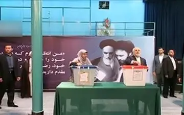 استقبال پرشور از ظریف در حوزه رای‌گیری با شعار «ظریف دوستت داریم»  + فیلم