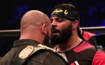 صحبت های هیجانی علی اکبری با زبان انگلیسی/ خدا وکیلی مایه افتخار ایران هستی + ویدئو