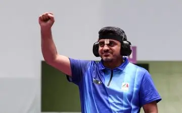 جواد فروغی با لباس کادر درمان وارد کشور شد