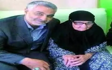 حضور سردار سلیمانی بر مزار مادرش در روز مادر
