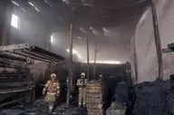 آتش‌سوزی گسترده در کارگاه پارچه در جاده ورامین؛ یک کارگر مصدوم شد
